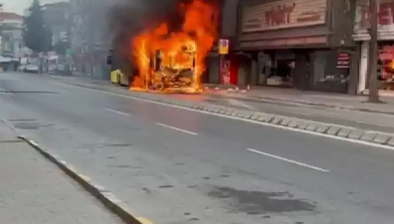Ümraniye'de Dehşet Saran Yangın Vakası: Korkuyla Gözler Kamaştı