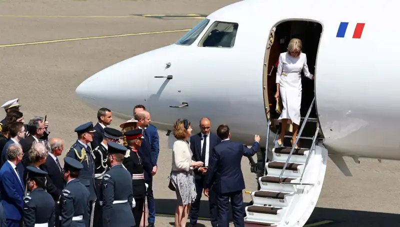 Eşi Brigitte Macron’un Büyük Anı: Elini Neden Havada Bıraktı?