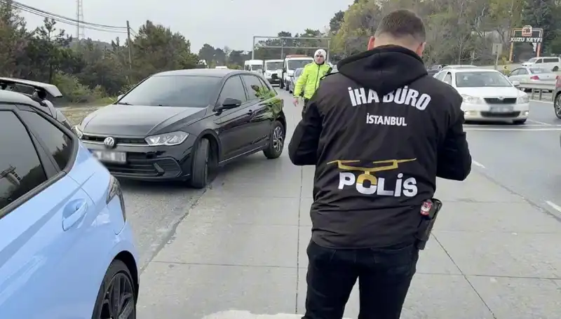 Emniyet Şeridini İhlal Eden Sürücü Yolda Bulduğu Para ile Şaşırttı