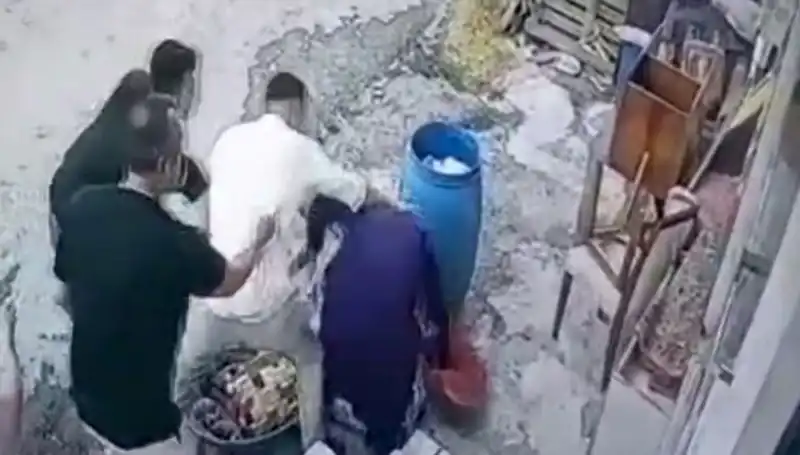 Başakşehir'de Bidon Kavgası: Baba ve Oğlu 58 Yaşındaki Kadını Darbetti