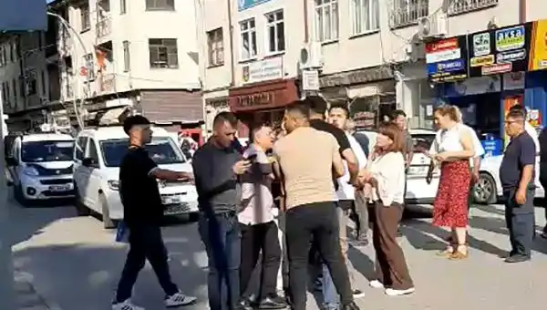 İstanbul’da Gazinin Trafikte Darp Edilmesi Anlık Görüntülerle Kaydedildi