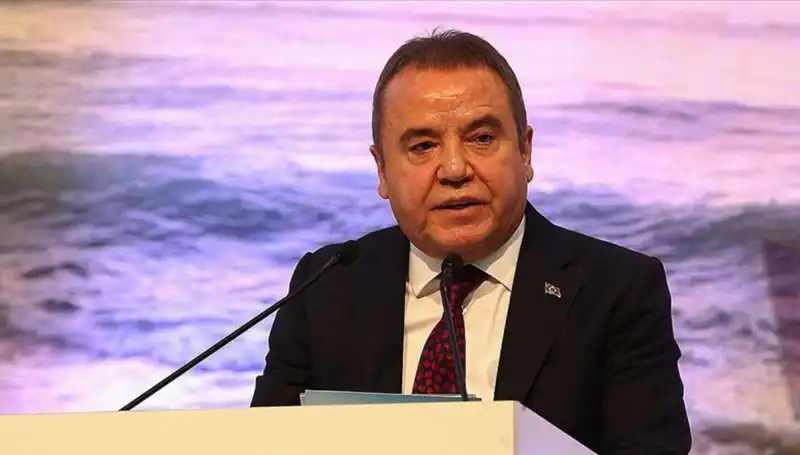 Antalya’nın Sesi: Muhittin Böcek’in Hayatı ve Başarıları