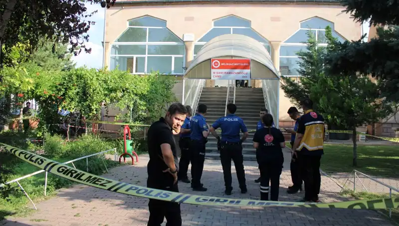 İnanılmaz Olay: Namaz Kılan Husumetliyi Boğazından Vurdu