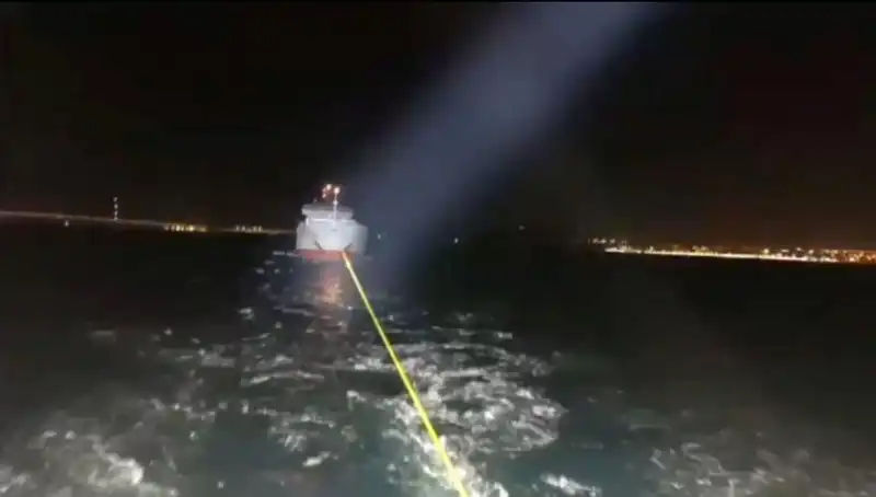Çanakkale Boğazı'nda Gemi Arızası: Seferler Durdu, Tüm Gözler Ekiplerde
