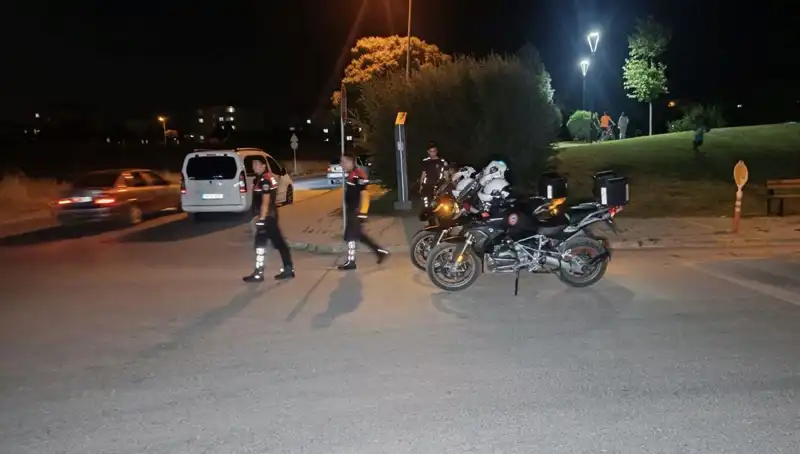 Parkta Kanlı Kavga: 14 Yaşındaki Çocuk Bıçaklandı, Olay Yerinde Şok Görüntüler!