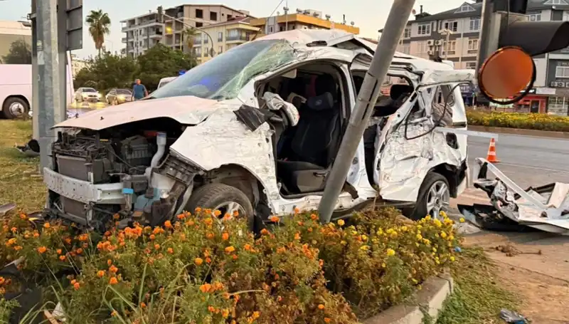Antalyalıların Korkulu Anları: Midibüs ve Ticari Araç Kazasında 6 Yaralı