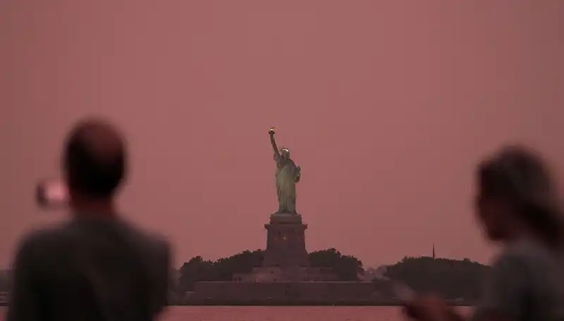 Kanada Orman Yangınları New York'u Ele Geçirdi: Yaşamı Olumsuz Etkileyen Dumanlar