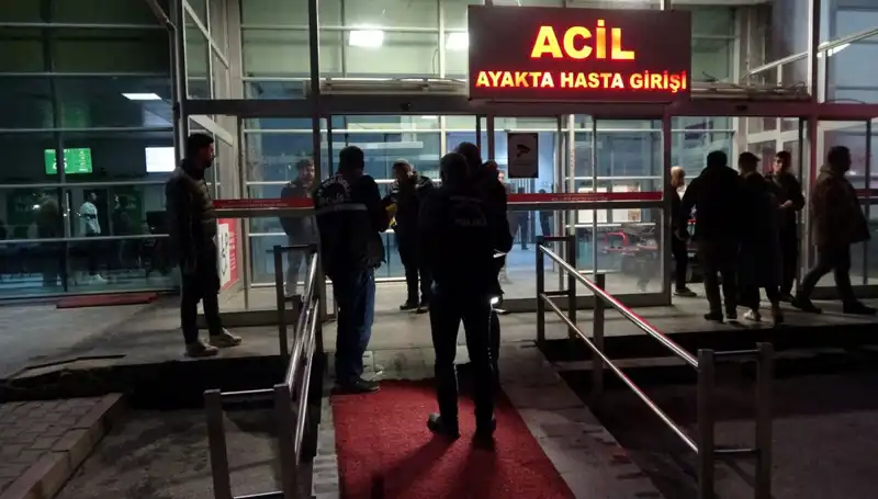 Hastane Acil Servisinde Silahlı Kavga: 3 Kişi Yaralandı, Olay Yeri Korku Dolu Anlara Tanıklık Etti
