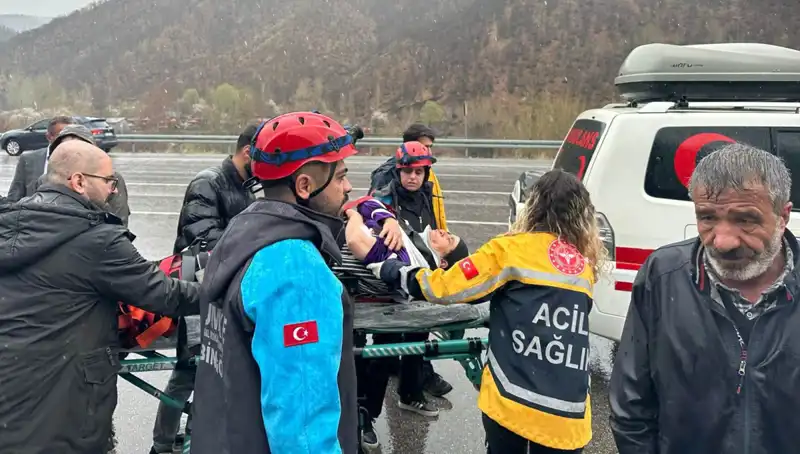 Otomobil İstinat Duvarına Çarptı: Kaza Sonrası 5 Yaralı