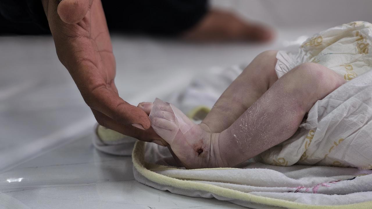 Gazze'de Soğuktan Ölmekten Korkan Aileler Nöbet Tutuyor