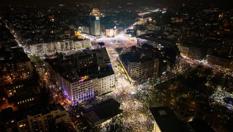 Sırbistan'da Öğrenci Protestoları: Belgrad Sokaklarında Tarihi Gösteriler Düzenlendi