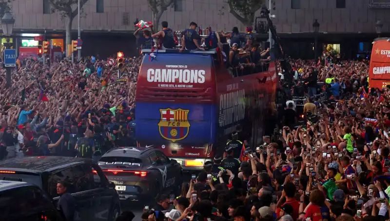 Barcelona Futbol Takımı, Taraftarlarıyla Duygu Dolu Bir Buluşma Gerçekleştirdi