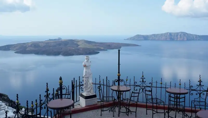Santorini'de Tedirgin Edici Bekleyiş: Ada Göçük Tehlikesiyle Karşı Karşıya mı?