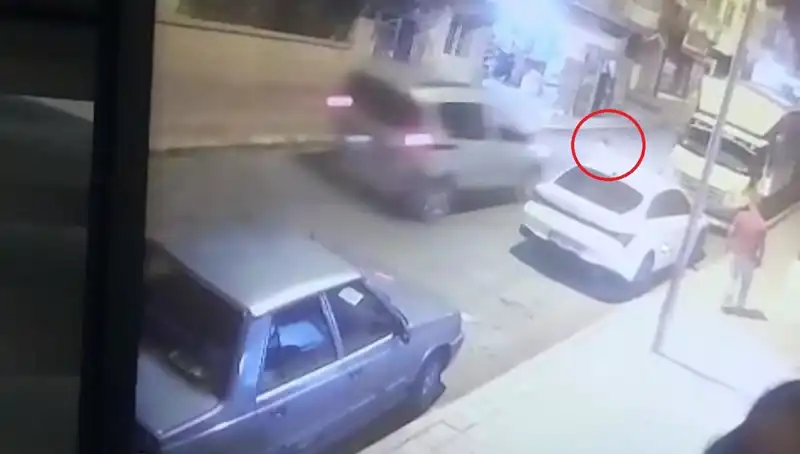 Yola Fırlayan Çocuğa Hafif Ticari Araç Çarptı: Ortalık Karıştı!