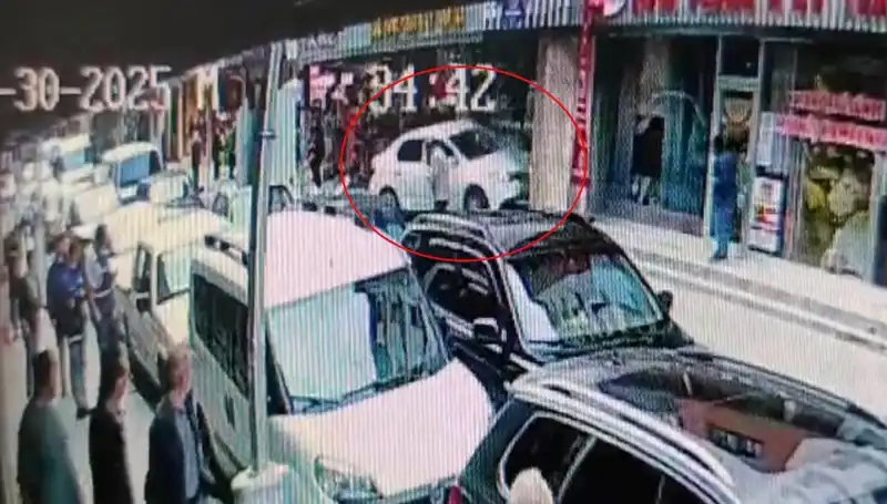 Alkollü Sürücü, Mağazaya Dalınca İki Çocuk Son Anda Kurtuldu