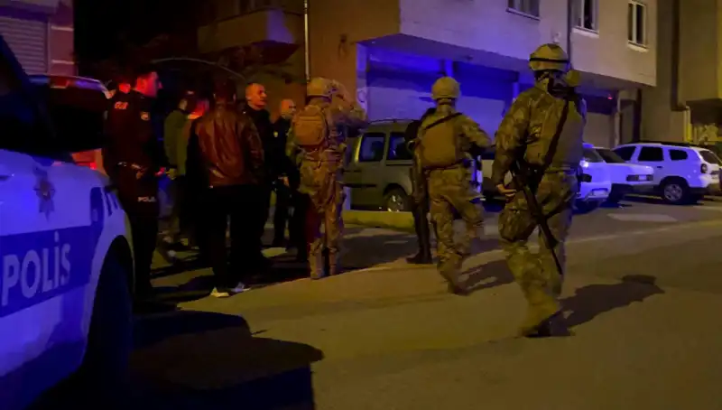 Balkonundan Tüfekle Ateş Açan Şahıs, Polisle Karşılaşınca Kendini Kilitledi