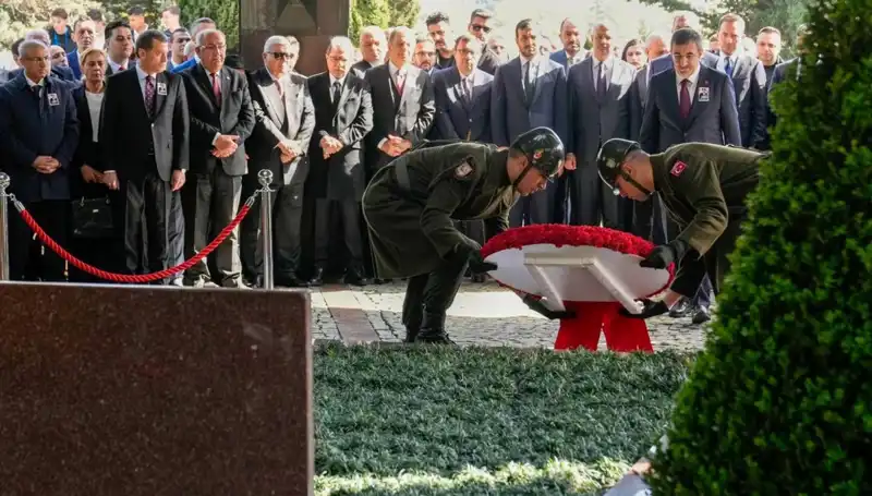 Turgut Özal, 8. Cumhurbaşkanı Olarak Mezarı Başında Unutulmadı!