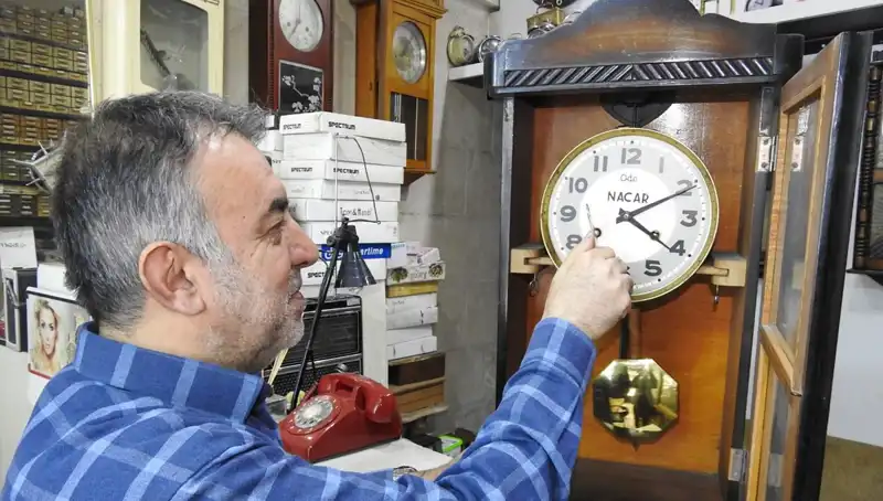 10 Metrekarelik Dükkanında Zamanı Onaran Usta: Saatler Şahane Yolculuğuna Çıkıyor