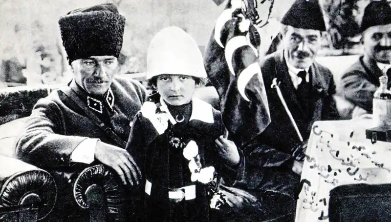 Unutulmaz Fotoğraf: O Şapkanın Altında Saklı Bir Bayram Hikayesi