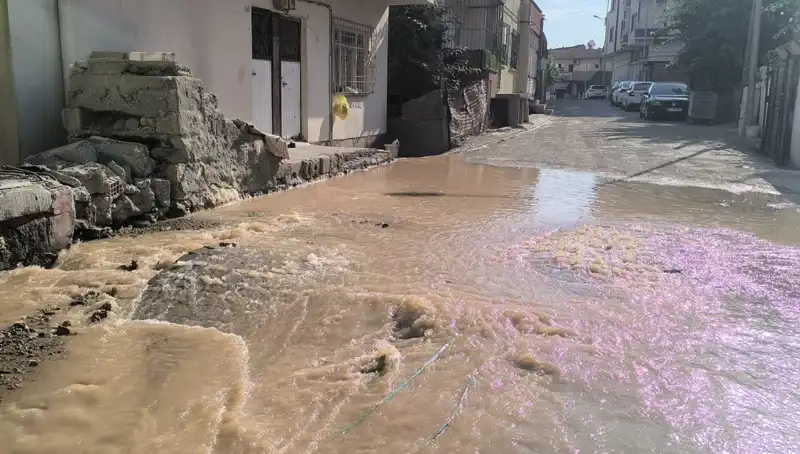 Çarşıda İçme Suyu Hattı Patladı, Esnaf ve Vatandaş Zor Anlar Yaşadı