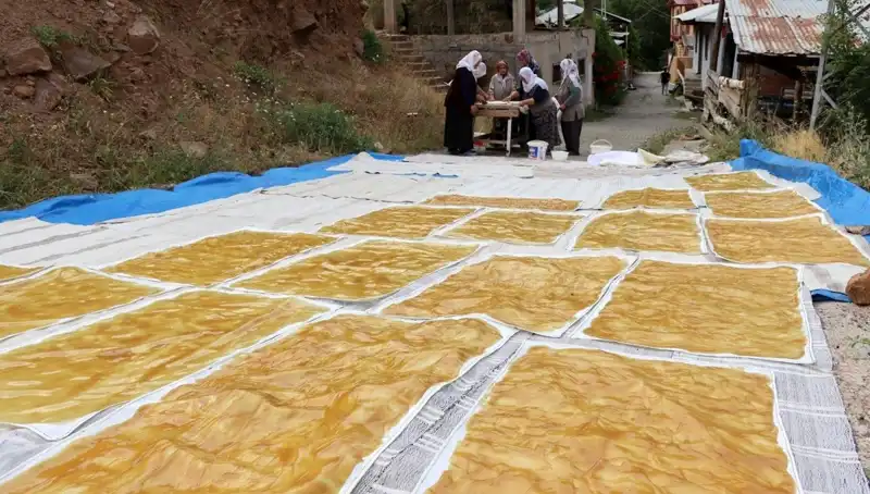 Kış sofralarının vazgeçilmezi: Dev kazanlarda odun ateşiyle hazırlanan lezzetler