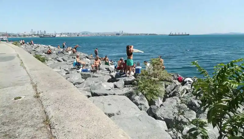 İstanbul'da Hava Sıcaklığı Artınca Sahil Dolup Taştı!
