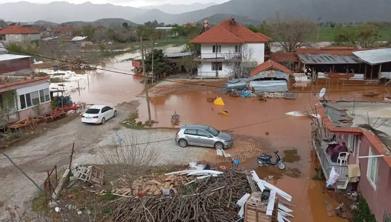 Burdur'daki Şiddetli Yağışlar, Evleri ve Ahırları Su Bastı: Tehlike Eli Ele
