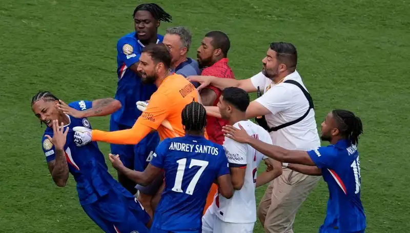 Radikal Gelişme: Dev Finalde Teknik Direktör ve Futbolcu Arasında Yumruklu Kavga!
