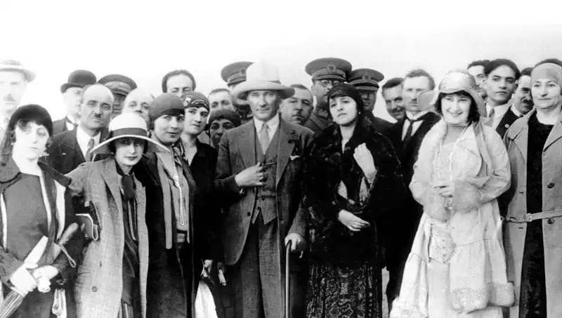 Türkiye'de Kadınlara Seçme Seçilme Hakkı Ne Zaman Verildi? Tarihsel Süreç ve Önemi