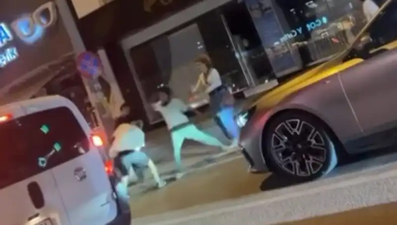 Cadde Boks Ringine Dönüştü: Ankaralıların Şaşkın Bakışları İçinde Yumruklar Havada Uçuştu!