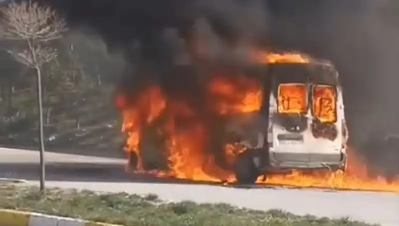 Havalimanı Servis Aracı Alev Alev Yandı: Panik Hüküm Sürdü