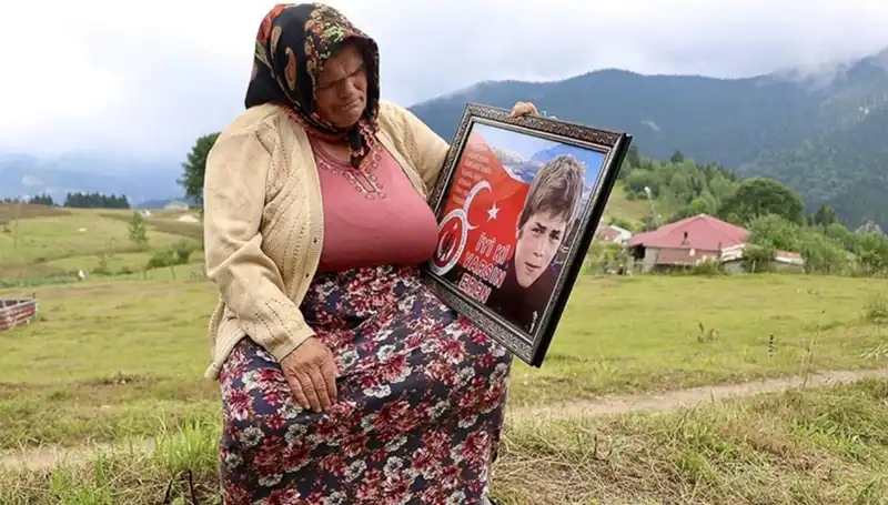 DEM Parti, Eren Bülbül’ün Annesini Unutmadı: Bayramda Duygusal Anlar