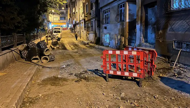 Bayrampaşa'da Altyapı Çalışmaları Sırasında Patlayan Rögar Önüne Geçilemeyen Sorunlar Getiriyor