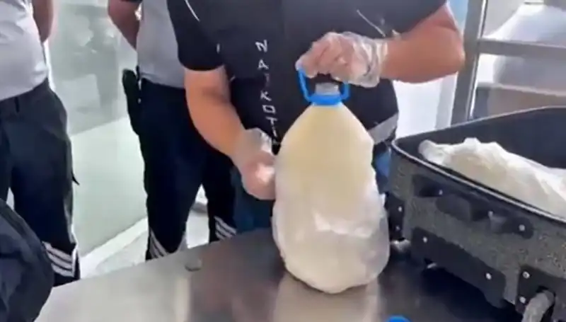 Havalimanında İlginç Yakalama: Süt Şişesinde Tam 12 Kilo 800 Gram Uyuşturucu