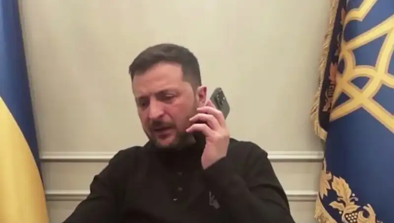 Zelenski'nin Basın Toplantısında Macron'dan Dikkat Çeken Telefon Görüşmesi