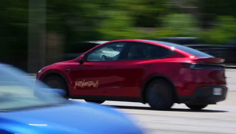 Musk’ın Robotaxi Projesi Yine Hayal Kırıklığı Yarattı: Hız İhlali ve Şerit Hatası