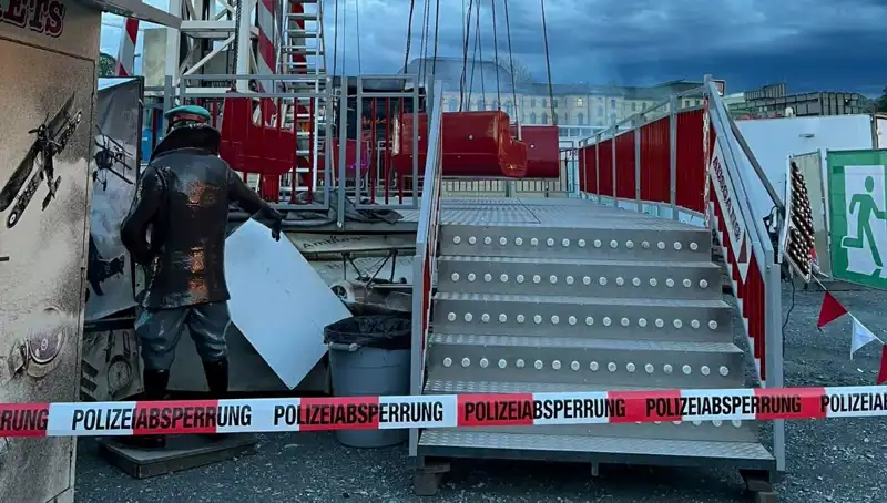 Yüzlerce Çocuk Hazır Bekliyor, Salıncak Reklam Direklerine Çarptı!