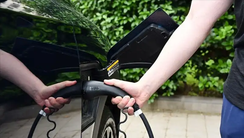 ABD'nin Gümrük Vergilerine Karşı İngiltere'nin Elektrikli Araç Üreticilerine Stratejik Desteği