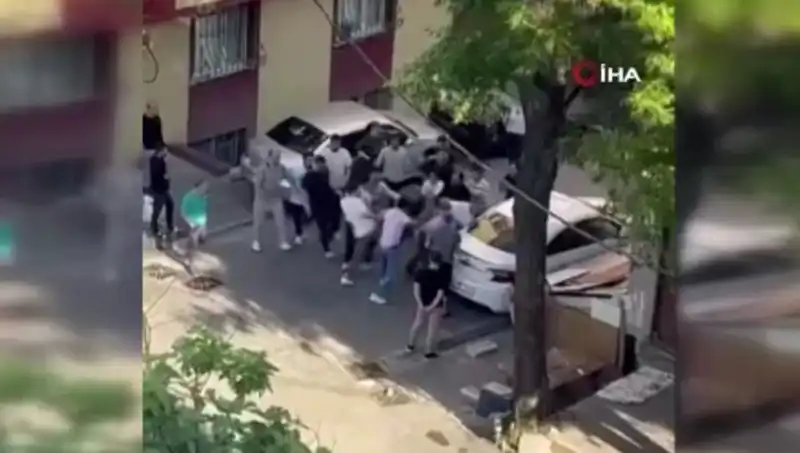 Madde Bağımlısı Kapıları Zorladı, Vatandaşlardan Sert Tepki Geldi!