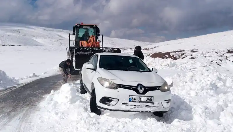 Muş'ta Kar Fırtınası: Mahsur Kalan 60 Kişi Nasıl Kurtarıldı?