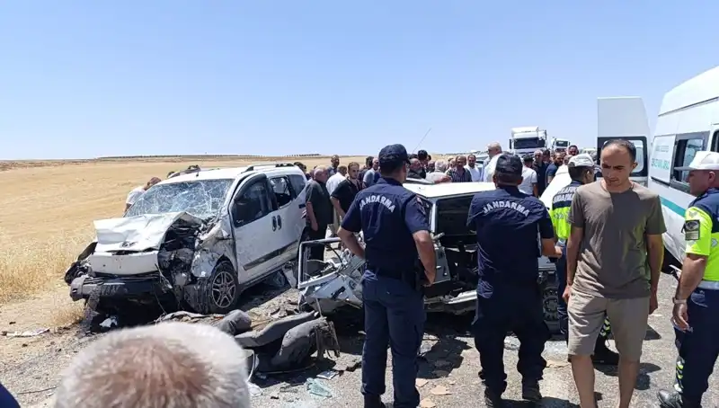 Otomobil ve Hafif Ticari Araç Çarpıştı: 4 Tüketici Hayatını Kaybetti, 1 Kişi Yaralı