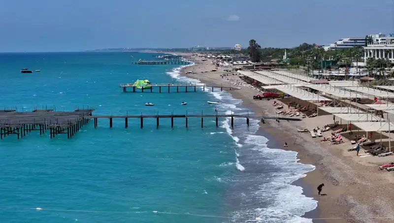 Antalya Sahillerinde Güneşli Hava, Yazı Sıcak Geçireceklere Müjde Veriyor