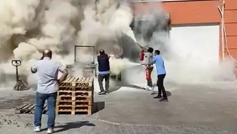 İstanbul'da AVM Deposunda Çıkan Yangın Paniğe Neden Oldu