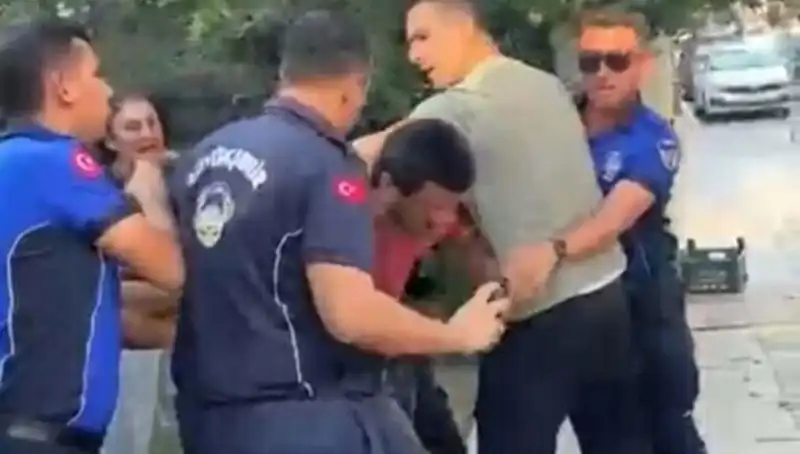 Sokak Ortasında Seyyar Satıcıya Uygulanan Şiddet Olayı Tüm Dikkatleri Üzerine Çekti