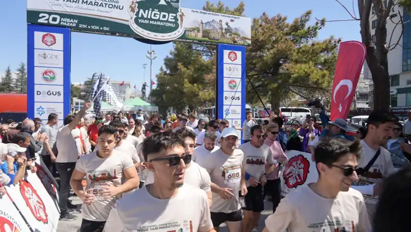 Niğde Yarı Maratonu'nda Sıcak Rekabet: 518 Sporcu Bir Araya Geldi